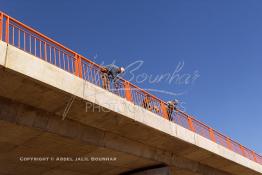 Image du Maroc Professionnelle de  Ouvriers effectuent des travaux de peinture sur un pont du tronçon de l'autoroute Sidi El Yamani Asilah, Le 14 Avril 2002. (Photo / Abdeljalil Bounhar)


 